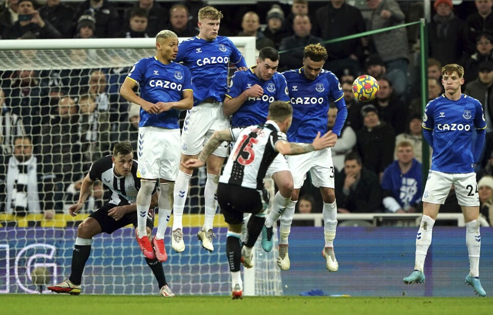 Kieran Trippier scorer kveldens siste og definitivt fineste mål for Newcastle. Det gjorde han på et direkte frispark. Kieran Trippier scorer kveldens siste og definitivt fineste mål for Newcastle. Det gjorde han på et direkte frispark. Foto: Owen Humphreys / AP / NTB