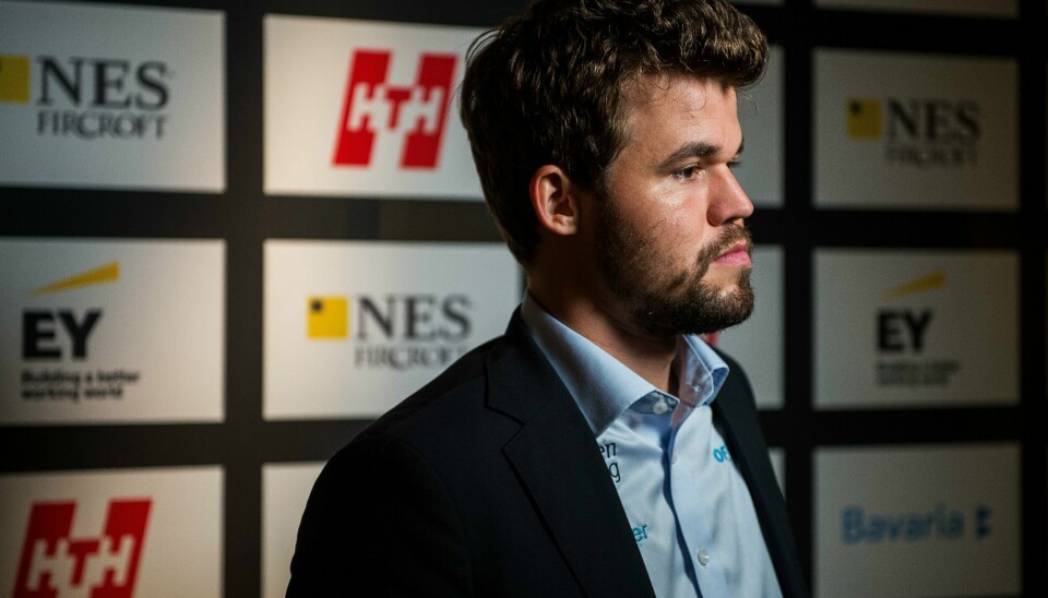 Magnus Carlsen er i tetsjiktet foran siste dag av grunnspillet i Champions Chess-turneringen, men en feil kostet ham seieren i siste parti og ledelse. Magnus Carlsen spiller om sammenlagtseier i Champions Chess Tour. Foto: Carina Johansen / NTB