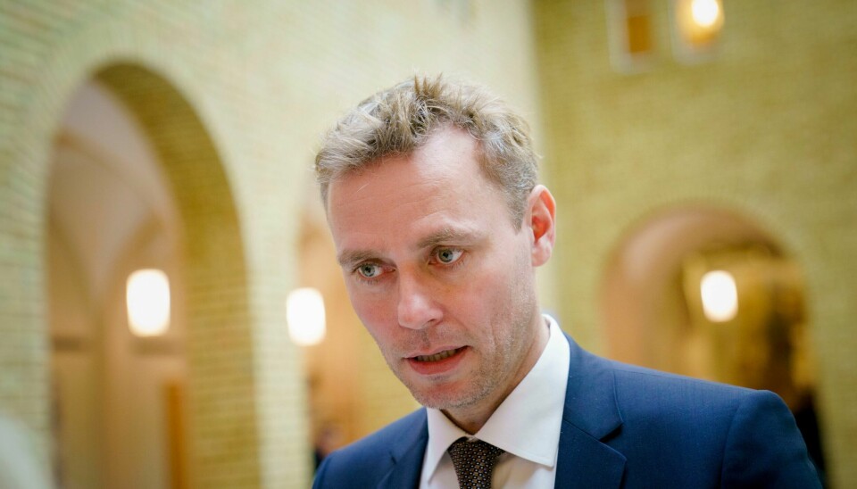Høyere utdannings- og forskningsminister Ola Borten Moe (Sp) er av Studentparlamentet erklært uønsket ved universitetet. Høyere utdanningsminister Ola Borten Moe (Sp) i vandrehallen på Stortinget.Foto: Stian Lysberg Solum / NTB