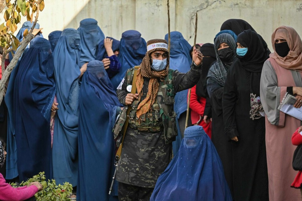 «Å ta djevelen i hånda» må man når folk risikerer å dø i det omfanget man ser i Afghanistan i dag – men man må samtidig være veldig bevisst på hva man så gjør videre, skriver Maren Sæbø. I dette bildet fra november 2021 står et Taliban-medlem vakt mens FN deler ut hjelp til kvinner i Kabul. «Å ta djevelen i hånda» må man når folk risikerer å dø i det omfanget man ser i Afghanistan i dag – men man må samtidig være veldig bevisst på hva man så gjør videre, skriver Maren Sæbø. I dette bildet fra november 2021 står et Taliban-medlem vakt mens FN deler ut hjelp til kvinner i Kabul.