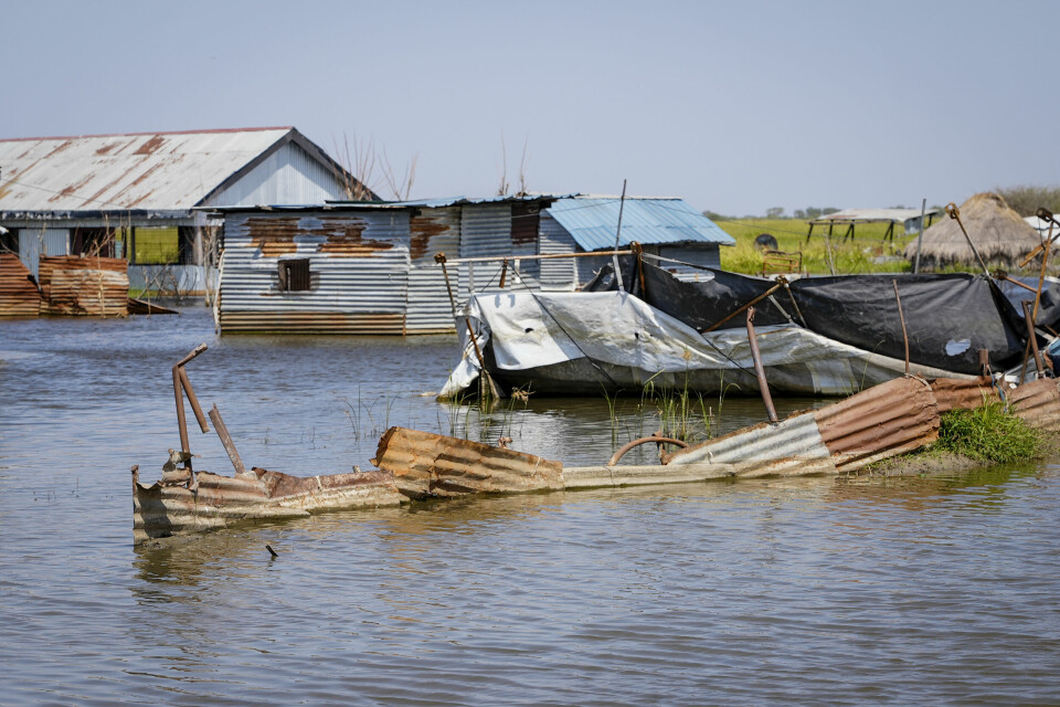 En oversvømt helsestasjon i delstaten Upper Nile i Sør-Sudan avbildet i desember 2021. Hjelpeorganisasjoner sier flere mennesker enn noensinne risikerer å sulte i år, både på grunn av fjorårets storflom og treig implementering av fredsavtalen fra 2018. En oversvømt helsestasjon i delstaten Upper Nile i Sør-Sudan avbildet i desember 2021.