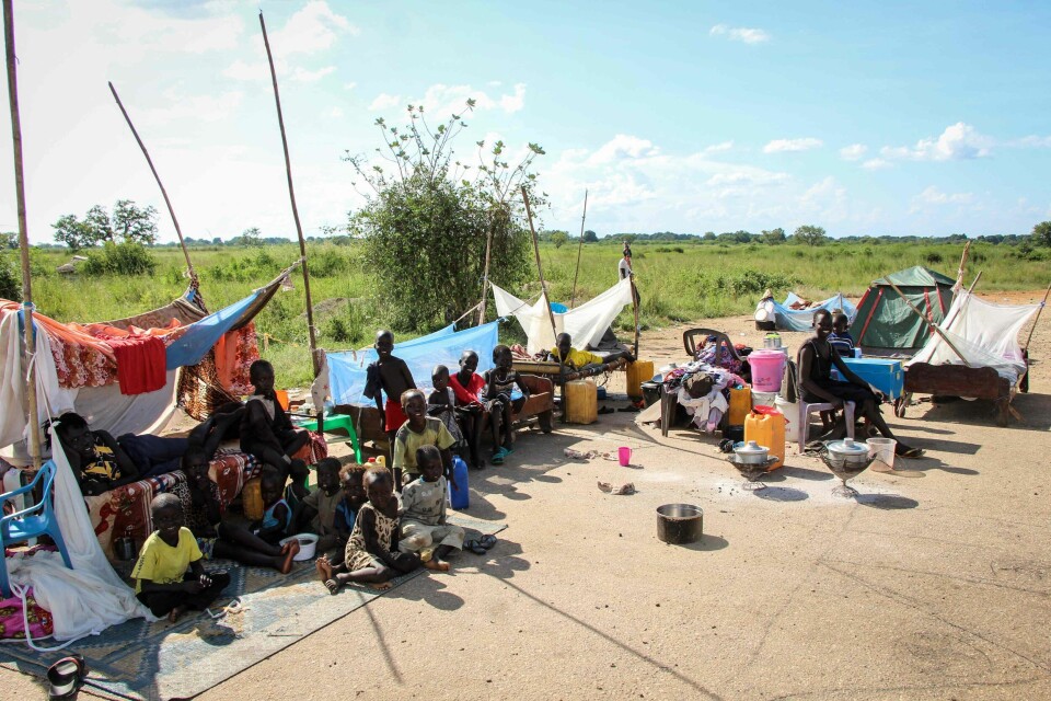 Internt fordrevne sitter lang veien etter å ha blitt evakuert fra flomvannet i hovedstaden Juba. Avbildet i september 2021. Internt fordrevne sitter lang veien etter å ha blitt evakuert fra flomvannet i hovedstaden Juba. Avbildet i september 2021.