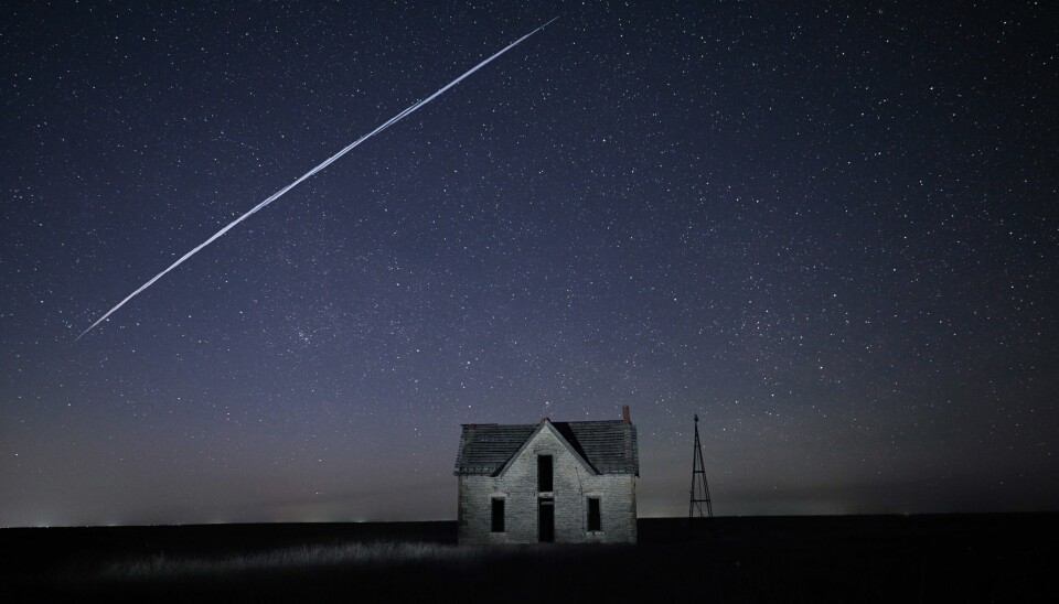På dette bildet tegner en rekke Starlink-satellitter en stripe på nattehimmelen over et hus i Kansas. 40 satellitter som ble rammet av en solstorm, har falt tilbake mot jordens atmosfære der de brenner opp. På dette bildet tegner en rekke Starlink-satellitter en stripe på nattehimmelen over et hus i Kansas. 40 satellitter som ble rammet av en solstorm, har falt tilbake mot jordens atmosfære der de brenner opp. Arkivfoto: Reed Hoffmann / AP / NTB