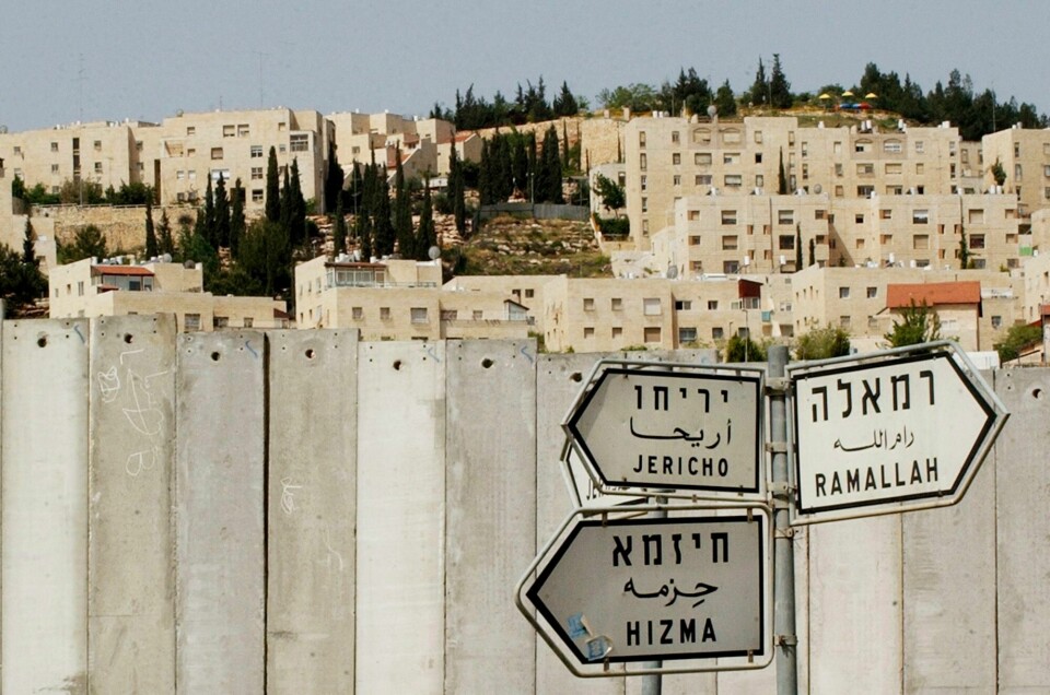 Den jødiske bosetningen Pisgat Ze'ev med den israelske muren på Vestbredden i forgrunnen. Atskillelsen av folkegrupper på Vestbredden er et ledd i en form for israelsk apartheid, hevder Amnesty International. Den jødiske bosetningen Pisgat Ze'ev med den israelske muren på Vestbredden i forgrunnen. Atskillelsen av folkegrupper på Vestbredden er et ledd i en form for israelsk apartheid, hevder Amnesty International. Foto: Muhammed Muheisen / AP / NTB