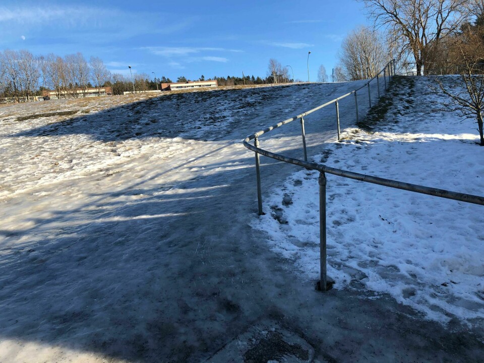 Pass på lårhalsen! Her på Bogerud ligger isen tjukk og glatt både der folk skal leke og gå. Is i Oslo