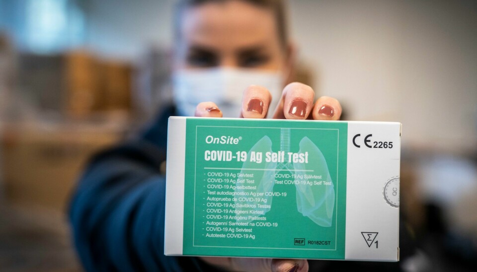 Utdeling av hurtigtester i Oslon. De som har symptomer på korona eller nærkontakt til et hustandsmedlem kan få testutstyr gratis. Det siste døgnet har FHI registrert 23.237 koronasmittede i Norge. Det er 1.192 færre enn samme dag i forrige uke. Etter omlegginger i testsystemet registreres færre tilfeller enn før.Foto: Ole Berg-Rusten / NTB