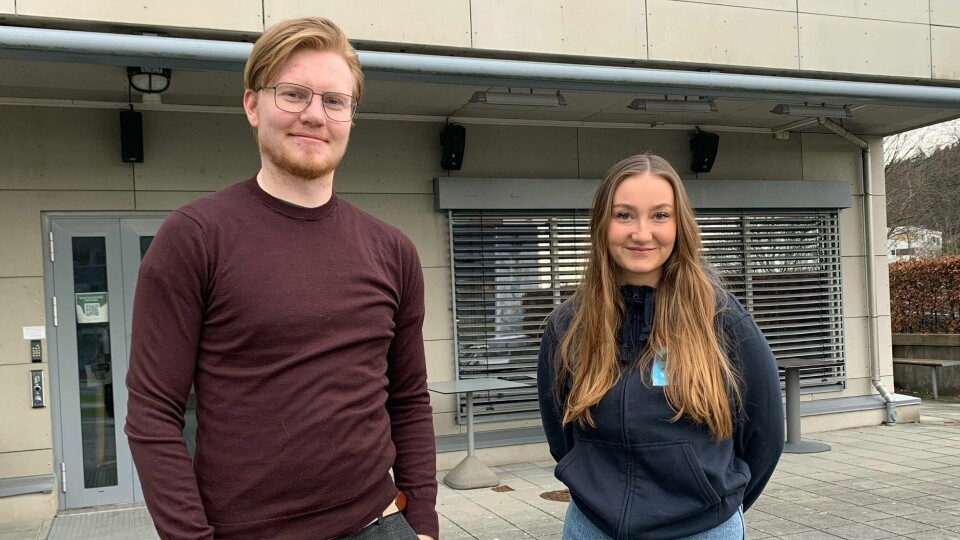 Fra venstre: Student Jakob Vevatne og nestleder for læringsmiljøet i Studentorganisasjonen ved UiS, Sara Bianca Beitz, lurer på hvor det blir av strømstøtten. Fra venstre: Student Jakob Vevatne og nestleder for læringsmiljøet i Studentorganisasjonen ved UiS, Sara Bianca Beitz, lurer på hvor det blir av strømstøtten.