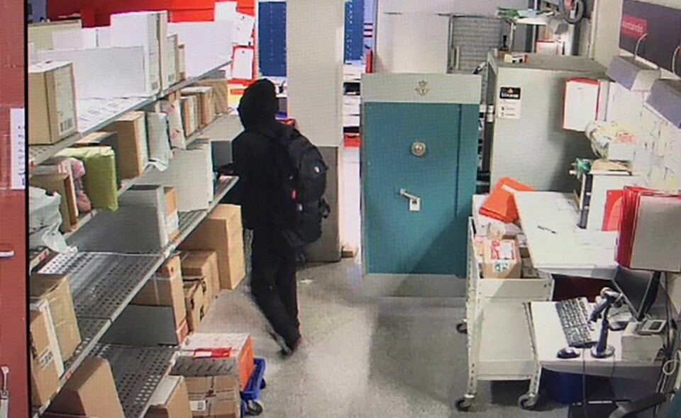 Politiet gikk ut med dette overvåkningsbildet etter at Høyden postkontor i Varnaveien i Moss ble ranet. Politiet gikk ut med dette overvåkningsbildet etter at Høyden postkontor i Varnaveien i Moss ble ranet.