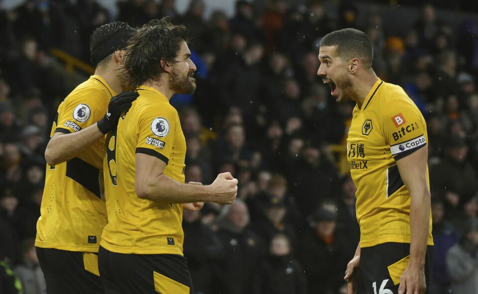 Ruben Neves (t.v.) jubler med Conor Coady etter å ha tatt Wolverhampton i ledelsen mot Leicester. Ruben Neves (t.v.) jubler med Conor Coady etter å ha tatt Wolverhampton i ledelsen mot Leicester. Foto: Rui Vieira / AP / NTB