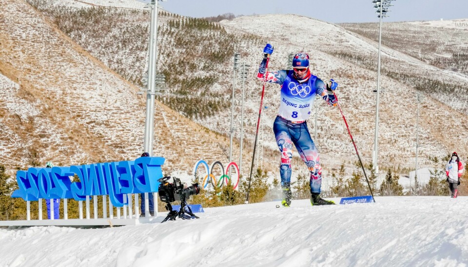 Hans Christer Holund fikk trøbbel på lørdagens femmil, som ble kortet ned til 28,4km. Han ble gående mye alene etter tidlig stavbrekk. Hans Christer Holund fikk trøbbel på fellesstarten i OL. Foto: Fredrik Varfjell / NTB