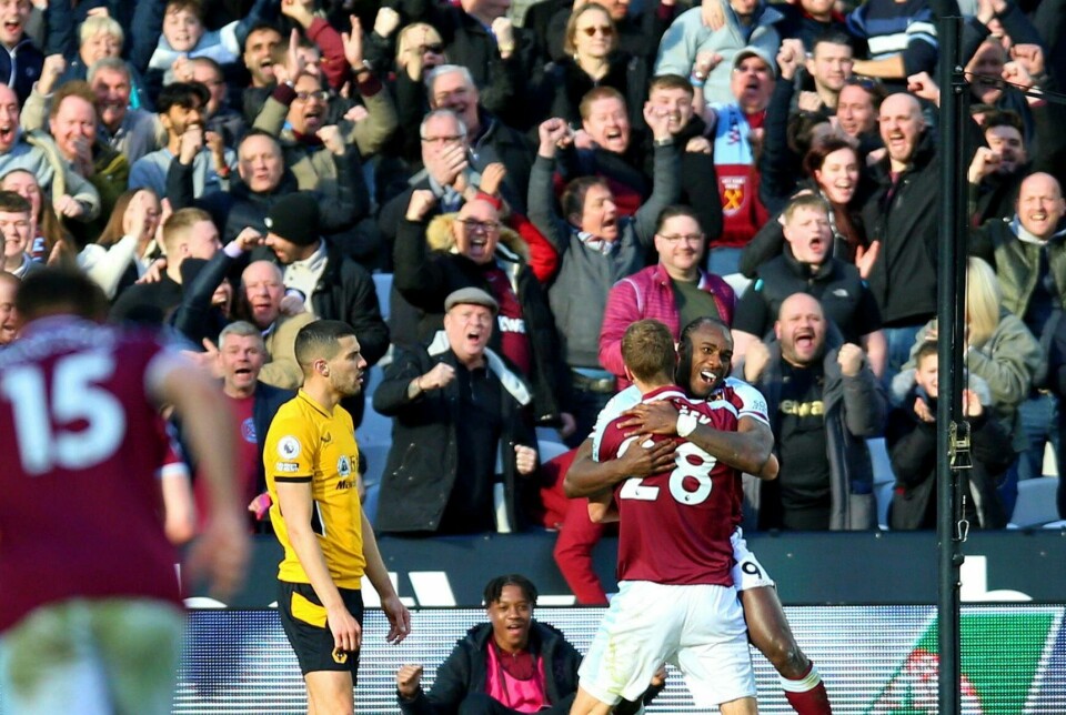 Tomás Soucek (med ryggen til) feirer scoring sammen med lagkamerat og servitør Michail Antonio. West Ham vant 1-0 hjemme over Wolverhampton søndag. Tomás Soucek (med ryggen til) feirer scoring sammen med lagkamerat og servitør Michail Antonio. West Ham vant 1-0 hjemme over Wolverhampton søndag. Foto: Nigel French / AP / NTB