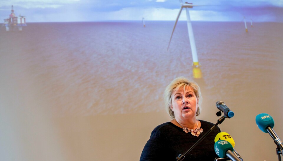 Statsminister Erna Solberg (H) på talerstolen under en pressekonferanse i forbindelse med Equinors søknad om støtte til Hywind Tampen. Erna Solberg