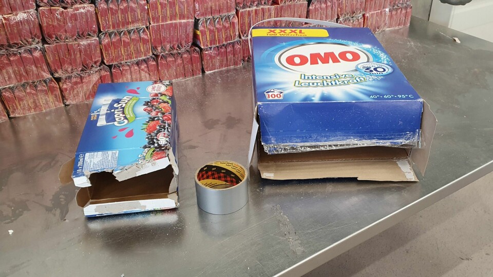 Deler av smuglervarene var forsøkt skjult i kartonger med vaskemiddel og leskedrikken Capri sonne. Fra beslag av 11,5 kilo rulletobakk, 1.200 sigaretter, 111 liter øl og én liter whisky ved Svinesund tollsted 15. februar 2022. Deler av smuglervarene var forsøkt skjult i kartonger med vaskemiddel og Capri sonne.