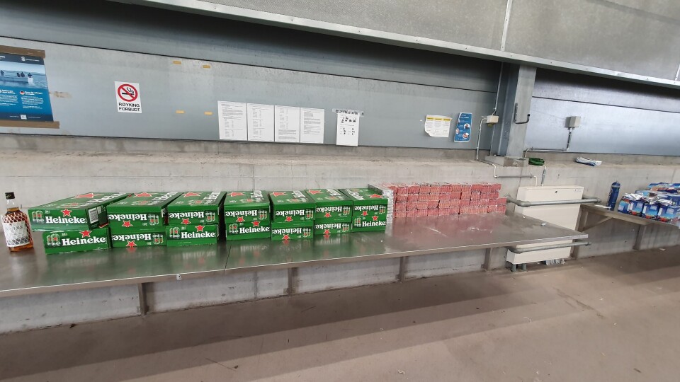 Hele beslaget på rekke og rad. Fra beslag av 11,5 kilo rulletobakk, 1.200 sigaretter, 111 liter øl og én liter whisky ved Svinesund tollsted 15. februar 2022.