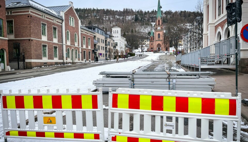 Det blir ingen hviterussiske sprintere i Drammen torsdag. Her blir bygatene gjort klare til langrennsfesten. Drammen forbereder seg til verdenscuprenn i sprint denne uken. Det er fortsatt ikke helt avklart om russiske løpere får delta i rennet.Foto: Lise Åserud / NTB
