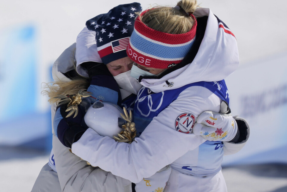 Det var sterke følelser etter løpet. Therese Johaug omfavner sølvvinner Jessie Diggins. Det var sterke følelser etter løpet. Therese Johaug omfavner sølvvinner Jessie Diggins.