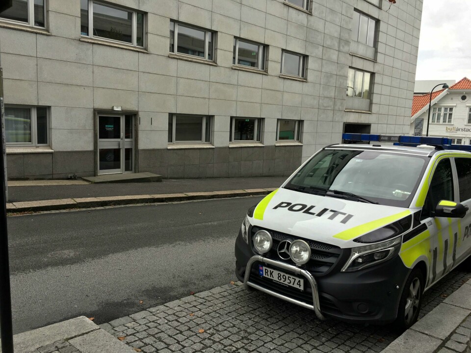 Den 31 år gamle kvinnen ble i Stavanger tinghus dømt til å betale en bot på 8000 kroner. Hun mistet også førerretten i ni måneder. Foto: Tore Bruland Politibil ved Stavanger tinghus.
