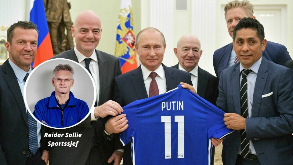 Den tidligere tyske landslagskapteinen Lothar Matthäus, FIFA-president Gianni Infantino og den tidligere meksikanske landslagsspilleren Jorge Campos (t.h.) overrekker Vladimir Putin trøye nummer 11 foran VM i Russland i 2018. Reidar