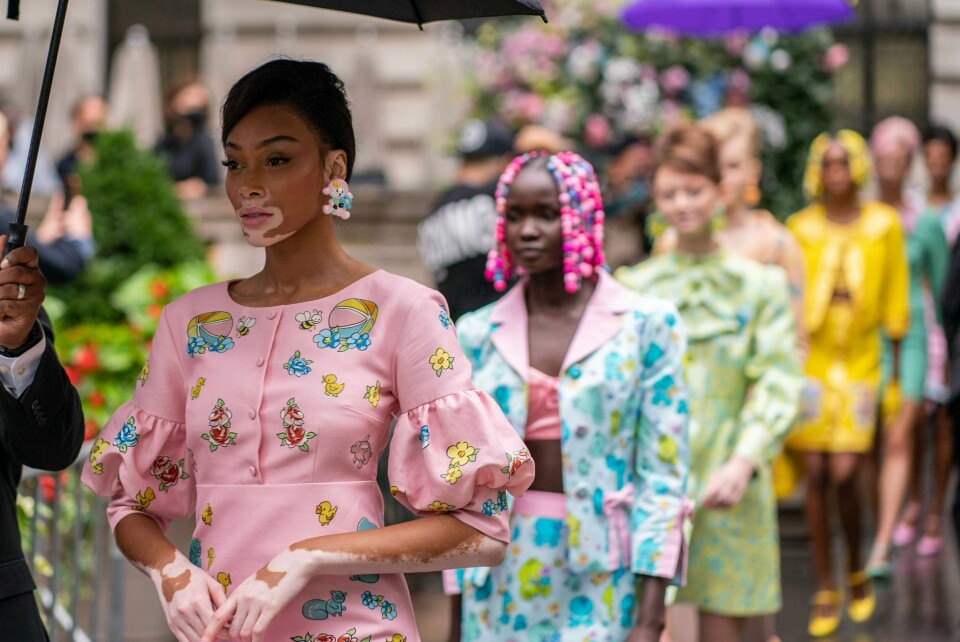 Moschino og Jeremy Scott satser på korte skjørt og sekstitallslook for vår og sommer 2022 Moschino SS2022