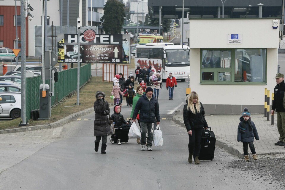 I Polen krysser så mange som 50.000 grenseovergangene hver dag, etter opptil et døgn i kø. Her passerer en mindre gruppe mennesker Medyka fra Ukraina og inn i Polen torsdag. Mennesker krysser grenseovergangen Medyka fra Ukraina og inn i Polen torsdag.