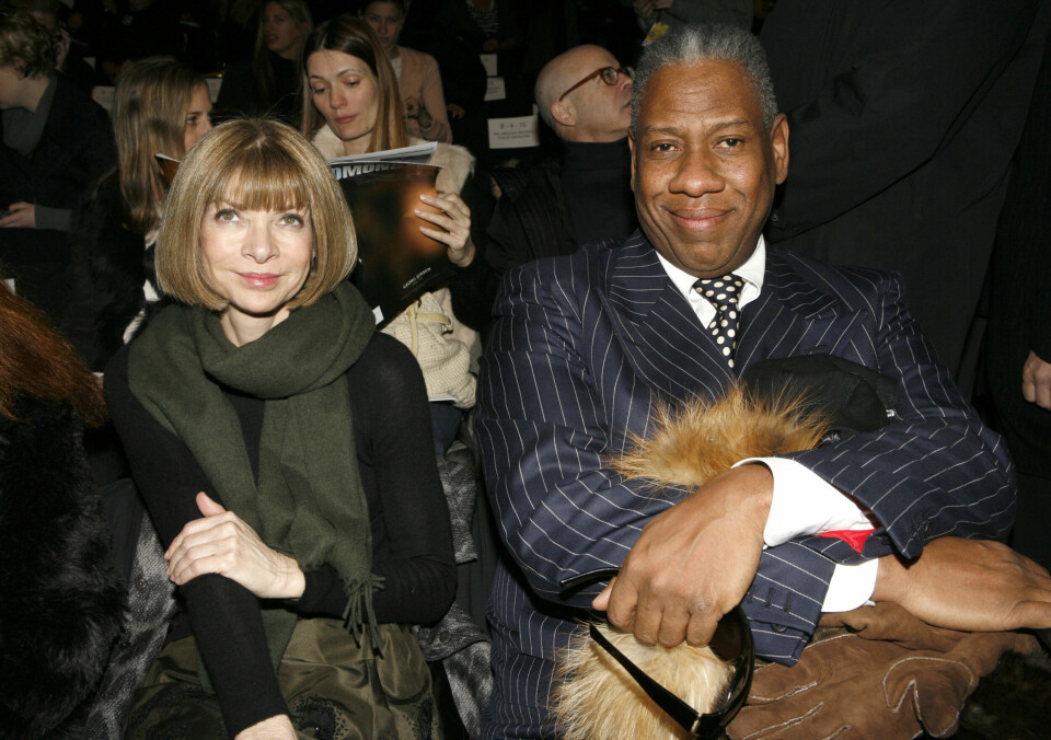 André Leon Talley, en av de få som har våget å snakke vogueredaktør Anna Wintour (t.v) midt imot, gikk bort i en alder av 73 år. André Leon Talley og Anna Wintour