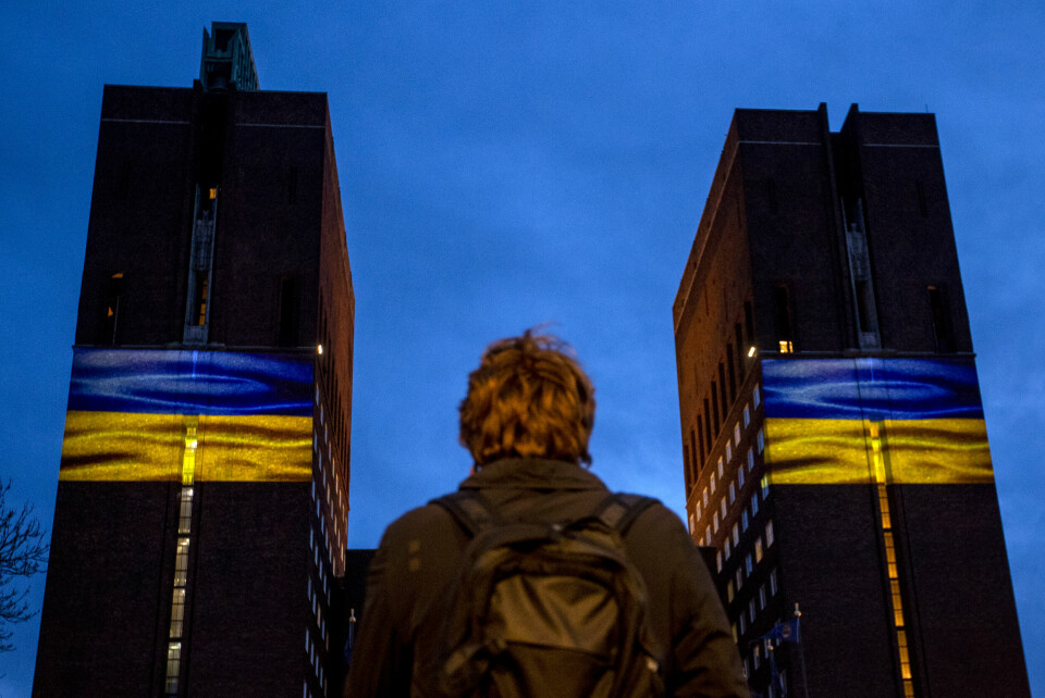 Torsdag kveld ble Oslo rådhus lyssatt med fargene i det ukrainske flagget. Markeringen er ment som en symbolsk handling i solidaritet med Ukraina. Oslo rådhus