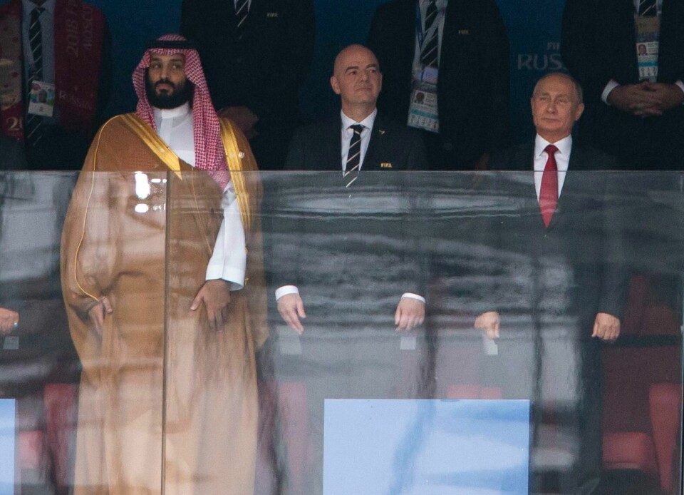 FIFA president Gianni Infantino vil trolig gi VM i 2034 til Saudi-Arabia og kronprins Mohammed bin Salman. Her sammen med Russlands president Vladimir Putin. Saudi-Arabias kronprins Mohammad bin Salman (t.v.), FIFA-president Gianni Infantino (i midten) og Russlands president Vladimir Putin, her under en fotballkamp under VM i Russland i 2018. Foto: Svein Ove Ekornesvåg / NTB