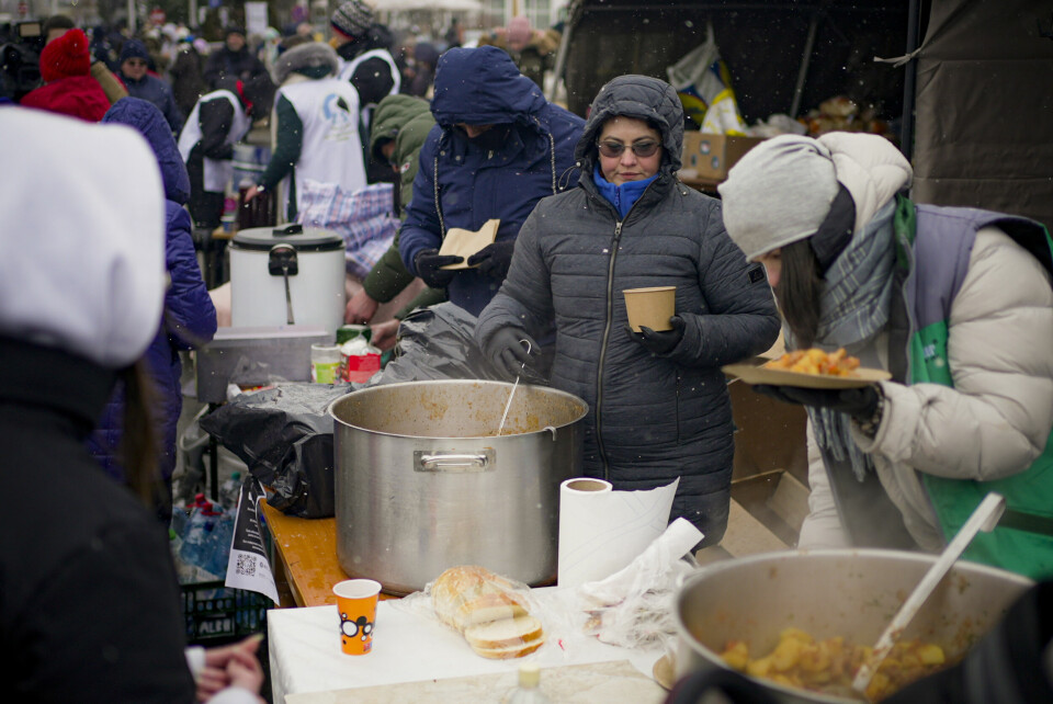 Frivillige serverer mat til mennesker på flukt fra Ukraina ved Siret ved den rumens-ukrainske-grensa. Frivillige serverer mat til mennesker på flukt fra Ukraina ved Siret ved den rumens-ukrainske-grensa.