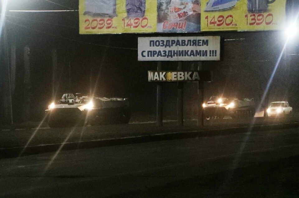 Militære kjøretøyer fotografert i Donetsk etter at Russlands president Vladimir Putin beordret en russisk såkalt fredsbevarende styrke inn i regionen etter at den sammen med Luhansk ble anerkjent av presidenten som selvstendige regioner. Military vehicles drive along a street after Russian President Vladimir Putin ordered the deployment of Russian troops to two breakaway regions in eastern Ukraine following the recognition of their independence, in the separatist-controlled city of Donetsk, Ukraine February 22, 2022. REUTERS/Alexander Ermochenko