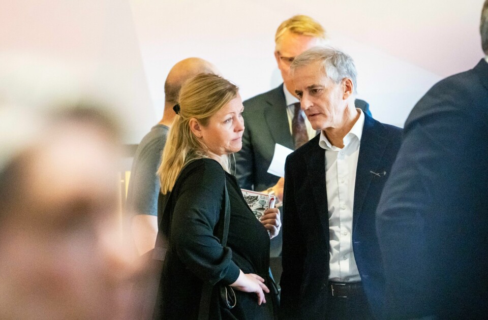 Påtroppende statsminister Jonas Gahr Støre i samtale med partisekretær Kjersti Stenseng etter møtet der Aps stortingsgruppe godkjente den nye regjeringsplattformen onsdag formiddag. Påtroppende statsminister Jonas Gahr Støre (Ap) i samtale med partisekretær Kjersti Stenseng etter møtet der Aps stortingsgruppe godkjente den nye regjeringsplattformen onsdag formiddag. Foto: Ole Berg-Rusten / NTB