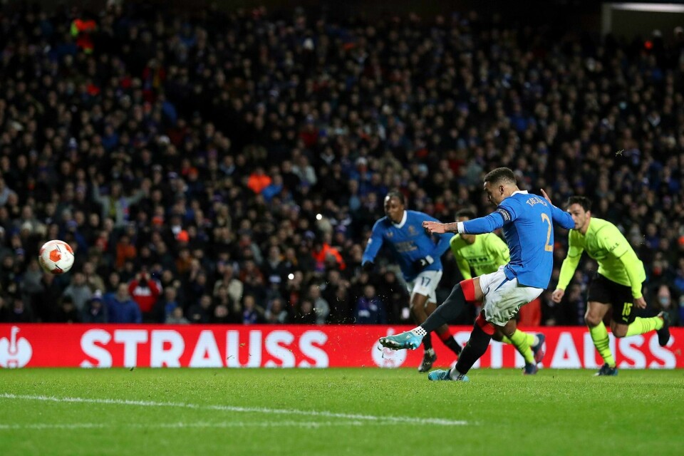 James Tavernier scorer ett av sine to mål for Rangers som sendte Borussia Dortmund ut av europaligaen. James Tavernier scorer ett av sine to mål for Rangers som sendte Borussia Dortmund ut av europaligaen. Foto: Scott Heppell, AP / NTB