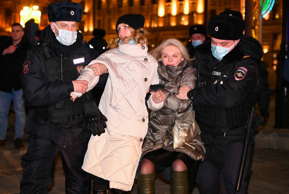 Du og jeg kan ikke forestille oss det motet det krever å ta til gatene i Moskva, i St. Petersburg eller Kherson, skriver vår kommentator. Her blir to kvinner arrestert i Moskva 2. mars i år. .