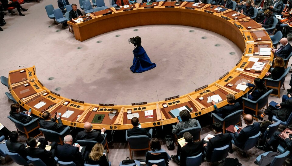 Russland la ned veto mot en resolusjons i FNs sikkerhetsråd, som ikke lenge etter brøt ut i applaus da Ukraina ba om ett minutts stillhet for fred. Foto: John Minchillo / AP / NTB