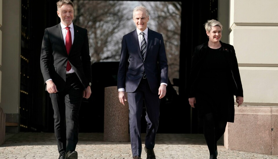 Statsminister Jonas Gahr Støre presenterte mandag Marte Mjøs Persen som ny arbeids- og inkluderingsminister og Terje Lien Aasland som ny olje- og energiminister etter ekstraordinært statsråd på Slottet. Foto: Stian Lysberg Solum / NTB Statsminister Jonas Gahr Støre presenterte mandag Marte Mjøs Pedersen som ny arbeids- og inkluderingsminister og Terje Lien Aasland som ny olje- og energiminister etter ekstraordinært statsråd på Slottet. Foto: Stian Lysberg Solum / NTB