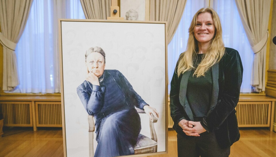 Oslo 20220111. Kunstner Marianne Wiig-Storaas avduker portrettet av Karen Platou, som var norges første kvinne innvalgt til fast plass på Stortinget, i Eidsvollsgalleriet på Stortinget.Foto: Stian Lysberg Solum / NTB