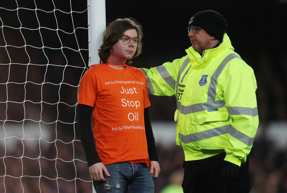 En mann stripset seg fast til målet i kampen mellom Everton og Newcastle torsdag. Motivasjonen for opptrinnet skal være å stoppe oljepenger i fotballen. En mann stripset seg fast til målet i kampen mellom Everton og Newcastle torsdag. Motivasjonen for opptrinnet skal være å stoppe oljepenger i fotballen.