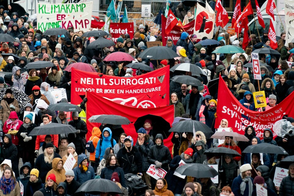 8. Mars-markering på Youngstorget i Oslo i 2020. Bildet viser mange mennesker under markeringen av kvinnedagen på Youngstorget i Oslo i 2020.