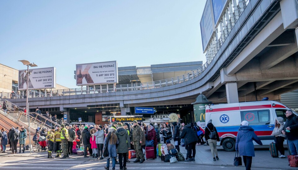 Mange av flyktningene fra Ukraina blir sendt videre til togstasjonen i Krakow, for så å komme seg videre til andre byer i Polen eller ut til andre land. Nå har Response Norway og Hvite busser satt i gang «Operasjon Hvite Busser», en aksjon for å evakuere ukrainske flyktninger til Norge. Bildet ble tatt fredag. Mange av flyktningene fra Ukraina blir sendt videre til togstasjonen i Krakow, for så å komme seg videre til andre byer i Polen eller ut til andre land. Nå har Response Norway og Hvite busser satt i gang «Operasjon Hvite Busser», en aksjon for å evakuere ukrainske flyktninger til Norge. Bildet ble tatt fredag. Foto: Torstein Bøe / NTB