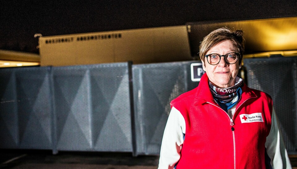Ellen Solbrække (62) og de andre frivillige fra Røde Kors sammen med Sivilforsvaret gjør seg klare til å ta imot flyktningene fra Ukraina. Kvinne, ikledd Røde Kors-vest, avbildet om natten utenfor mottakssenteret på Råde.
