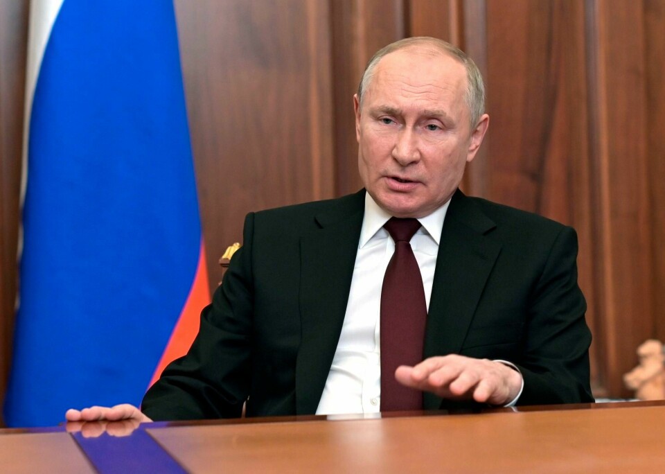 Russland vil kun ta i bruk atomvåpen i forbindelse med Ukraina-konflikten hvis landet opplever en eksistensiell trussel, sier Kremls talsmann Dmitrij Peskov. Russian president Vladimir Putin varslet nylig at han ville sette Russlands strategiske atomvåpen i høyberedskap. Ukraina-krigen har økt frykten for et atomangrep.