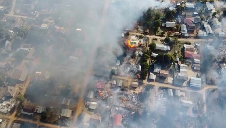 I dette bildet tatt fra en drone ser man røyk stå opp fra brennende bygninger i landsbyen Waraisuplia i Kayah-delstaten øst i Myanmar 18. februar 2022. Mens Russlands krig i Ukraina får verdens oppmerksomhet pågår det en stille, men brutal krig mot sivile i Myanmar. I dette bildet tatt fra en drone ser man røyk stå opp fra brennende bygninger i landsbyen Waraisuplia i Kayah-delstaten øst i Myanmar 18. februar 2022. Mens Russlands krig i Ukraina får verdens oppmerksomhet pågår det en stille, men brutal krig mot sivile i Myanmar. Foto: Befri Burma Rangers/ AP / NTB