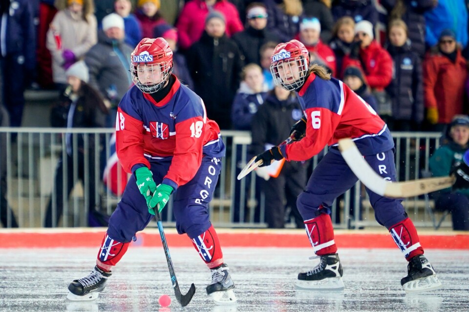 Charlotte Marie Selbekk (18) og Julia S. Ahlborg i aksjon i bronsefinalen mot Finland i bandy VM for kvinner på Frogner stadioni 2020. Charlotte Marie Selbekk ble matchvinner da Norges bandykvinner tok seg til VM-finale med 3-2-seier over Finland. Her er hun i aksjon i VM på hjemmebane for to år siden. Foto: Heiko Junge / NTB
