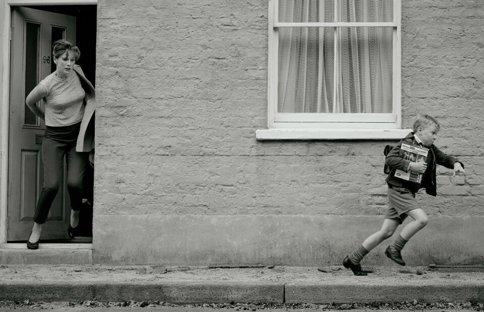 Kenneth Branaghs «Belfast» er nominert til hele sju Oscars, og er en oppvekstskildring fra regissørens barndomsby. Her Caitriona Balfe som moren og Jude Hill som Buddy. «Belfast»