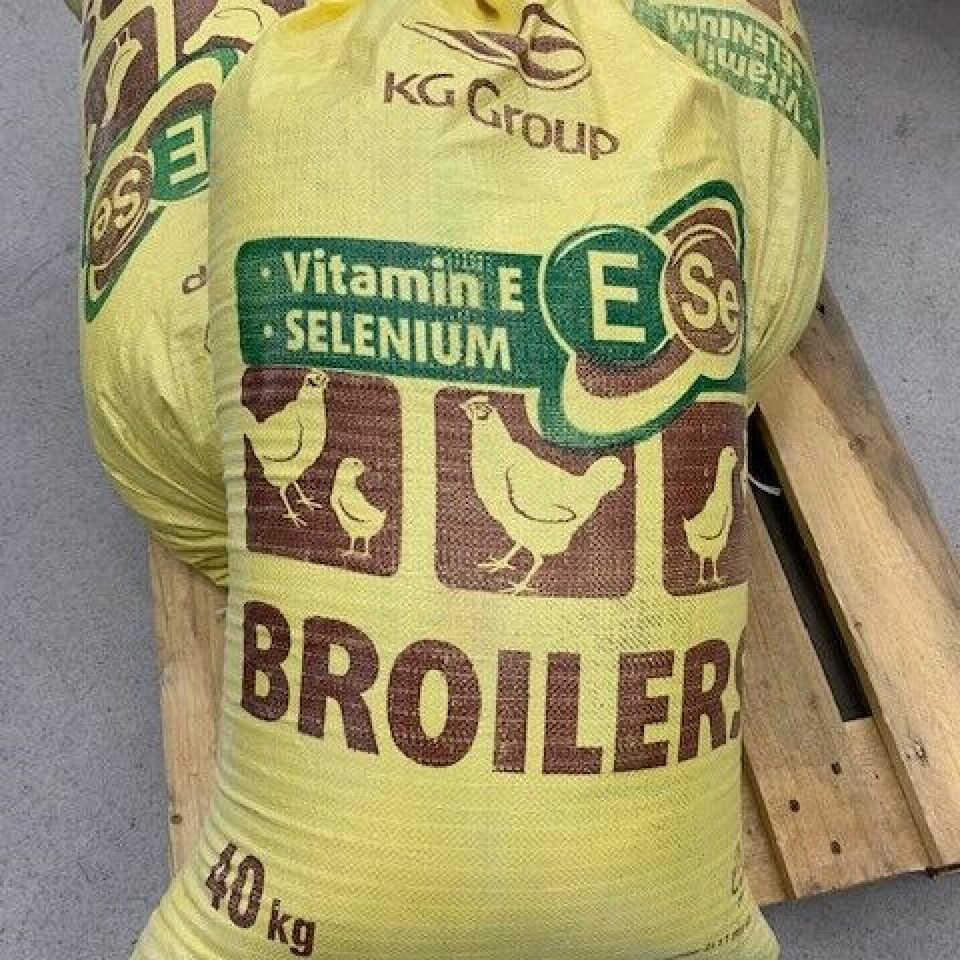 Tre 40-kilossekker med kosttilskudd for fjærkre var også blant den udeklarerte lasten som ble avdekket. Tre 40-kilos sekker med kosttilskudd for fjærkre var også blant den udeklarerte lasten som ble avdekket.