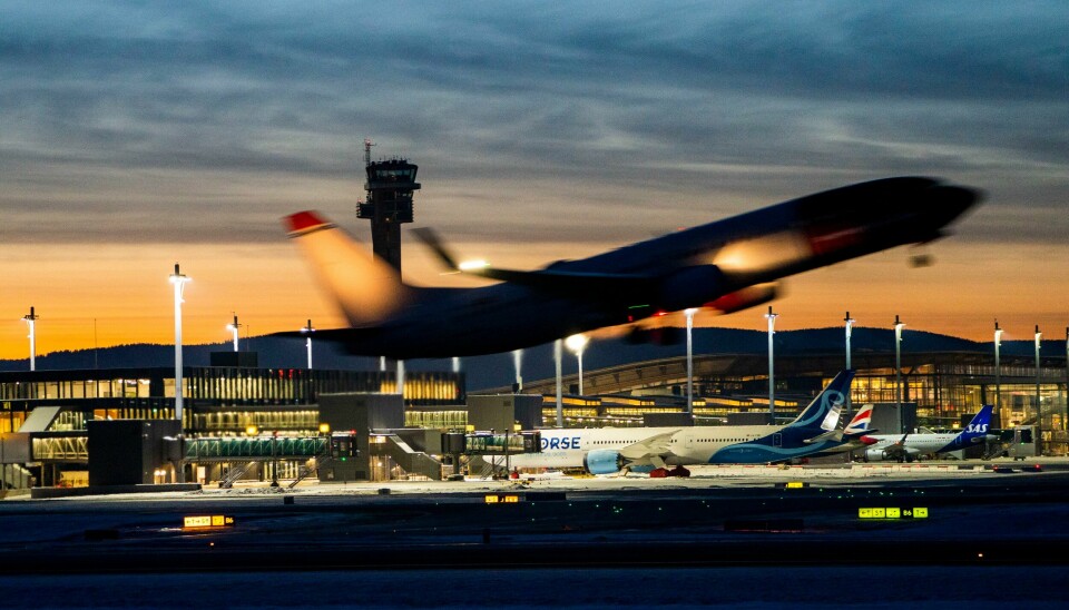 Det vil være uansvarlig å utvide Oslo Lufthavn med en tredje rullebane, mener Dagsavisen. .