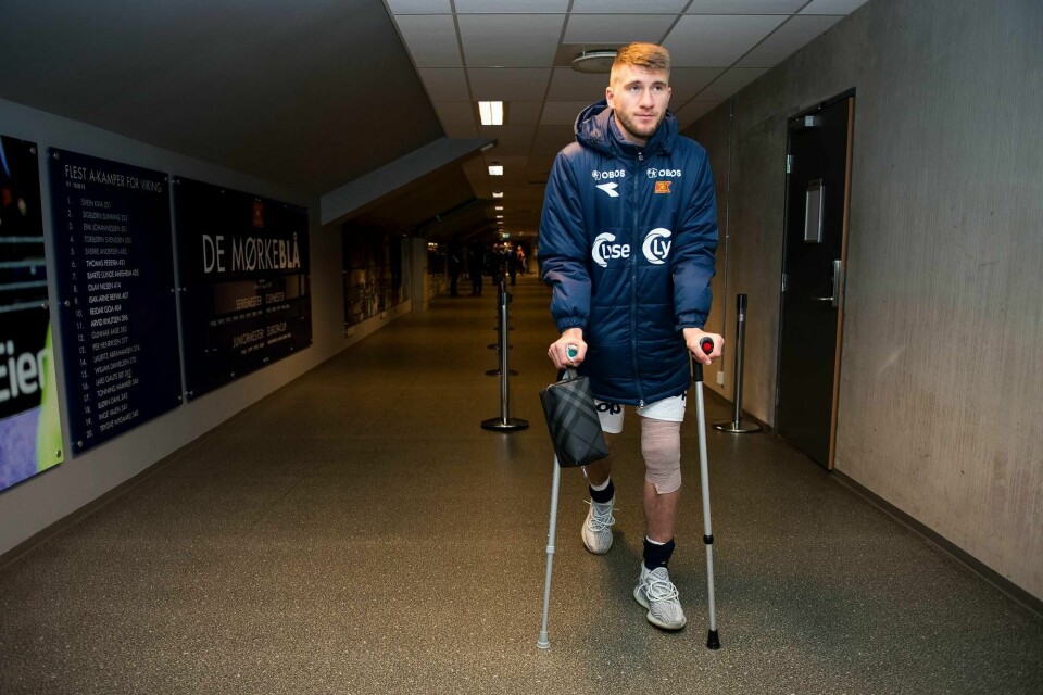 Vikings Axel Oskar Andresson hinker ut på krykker etter skaden etter kampen mellom Viking og Kristiansund på SR-Bank Arena. Foto: Carina Johansen / NTB Scanpix