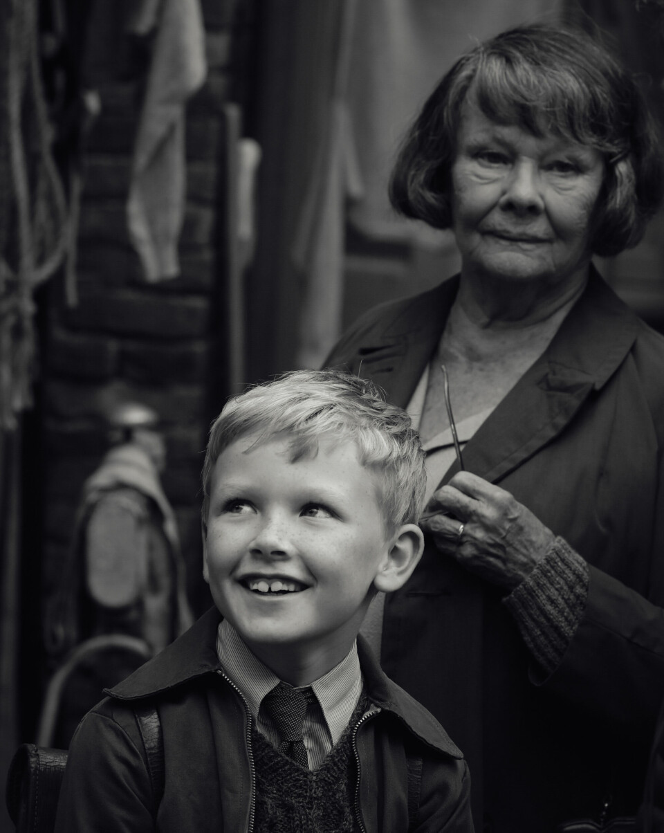 Jude Hill som Buddy og Judi Dench som Granny i Kenneth Branagh «Belfast». «Belfast»