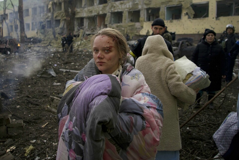 Mariana Vishegirskaya er blitt ett av krigens symboler. Her står hun utenfor fødeklinikken som ble bombet i Mariupol 9. mars. Visheirskaya ble fraktet til et sykehus i nærheten der hun fødte en jente. Mariupol
