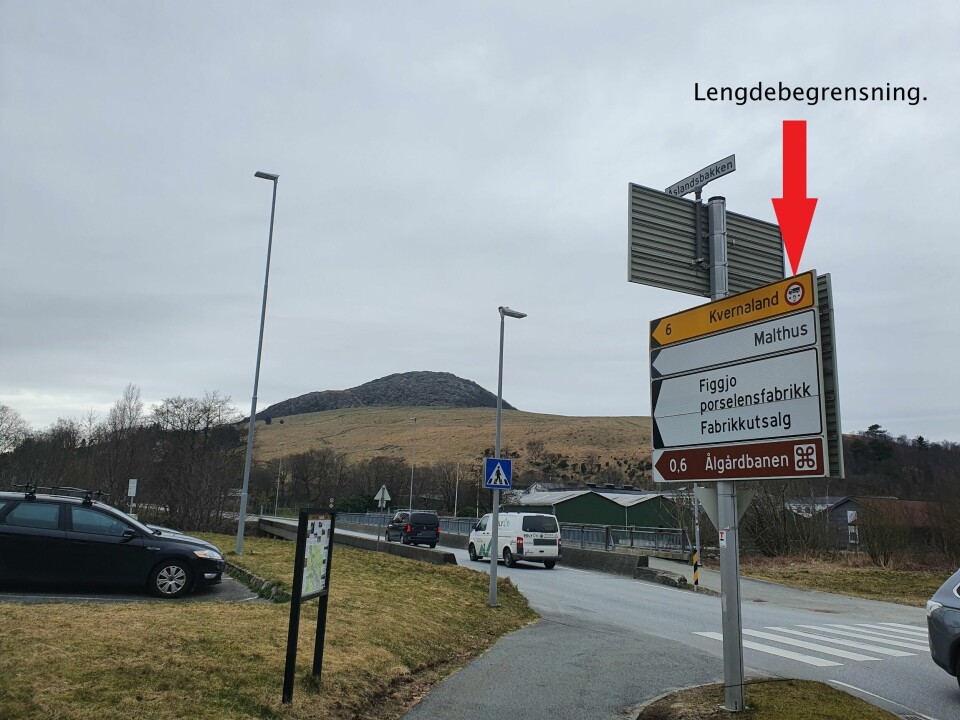 Skal man kjøre denne retningen, må vogntoget være under 15 meter langt. Et vogntog overså skiltet. Skal man kjøre denne retningen, må vogntoget være under 15 meter langt. Et vogntog overså skiltet.