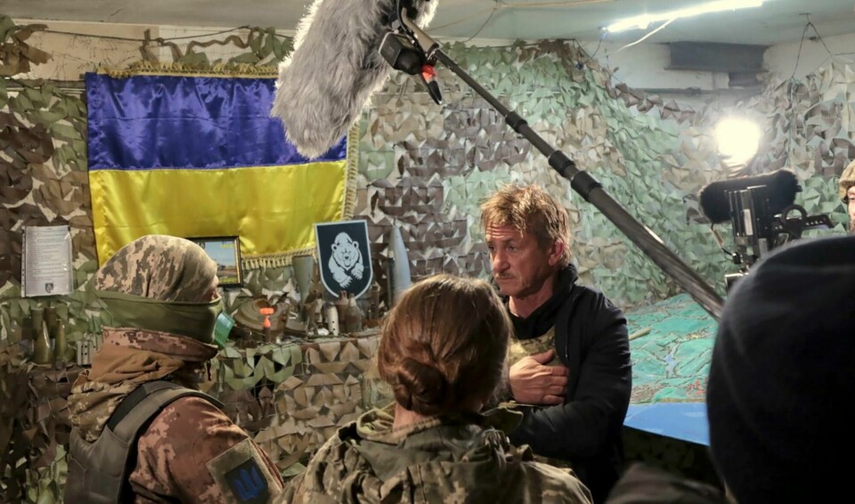 I forkant av årets utdeling har skuespiller, regissør og aktivist Sean Penn truet med å smelte sine Oscar-statuetter i full offentlighet. Hollywood-skuespilleren og filmskaperen Sean Penn fotografert i november, da han snakket med soldater i den ukrainske hæren ved frontlinjen mot de russiskstøttede separatistene i Donetsk-området. Foto: Ukrainian Joint Forces Operation Press Service / AP